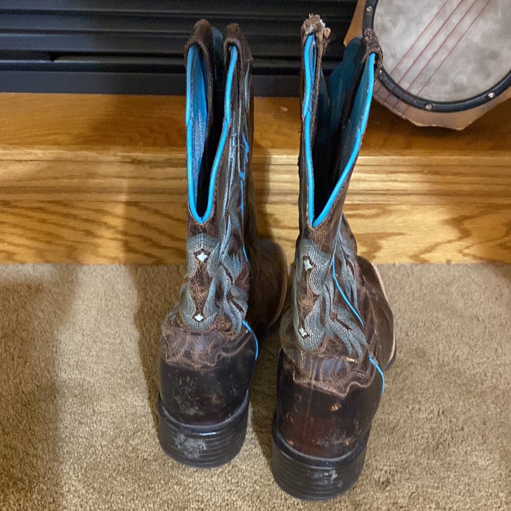 Women’s 6.5B cowboy boots by Ariat - Picture 3 of 7